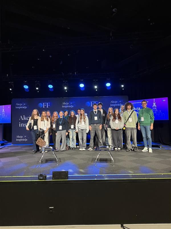 Klasa 4eL z prof. Dawidem Łuczakiem na „Akcji Inspiracji 2025” – Poznań, 10 października 2025